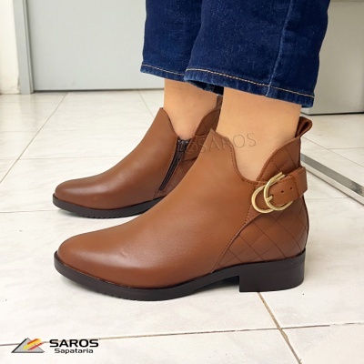 Botas castanhas de cano curto com fivela dourada e fecho lateral