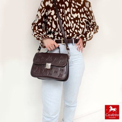 Mala castanha de pele com padrão Cavalinho em relevo e fecho metálico