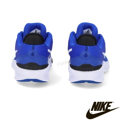 Tênis Nike azul royal e branco vistos de trás sobre fundo branco