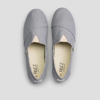 Sapatos de tecido cinzentos da marca PAEZ, vistos de cima, em fundo cinzento claro.