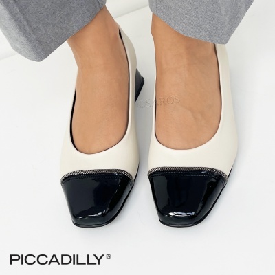 Sapatos brancos com biqueira preta e salto médio