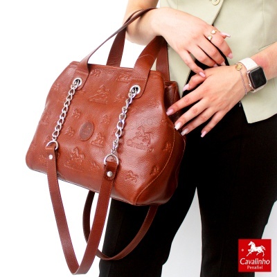 Mala castanha em pele com padrão e alças com correntes metálicas prateadas