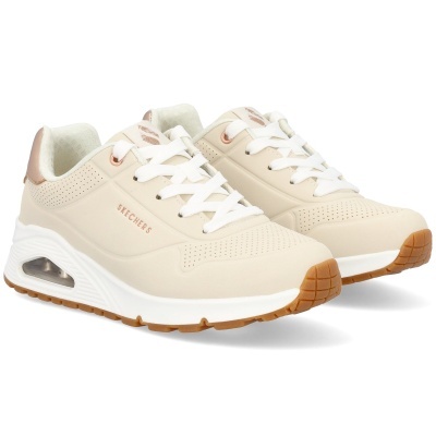 Sapatilhas bege Skechers com atacadores brancos e sola branca e castanha