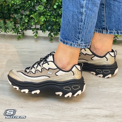 Ténis Skechers bege e preto com sola grossa usados com jeans