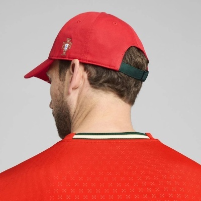 Boné vermelho com símbolo bordado e tira ajustável verde escuro na parte de trás