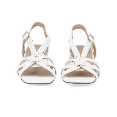 Sandálias brancas com tiras trançadas e fivela dourada