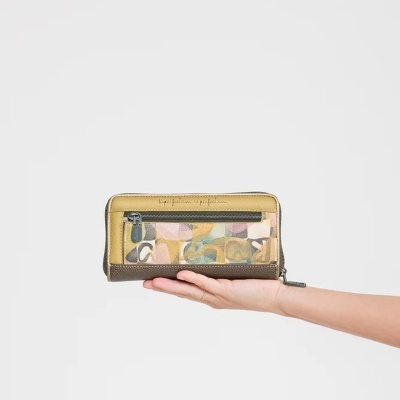 Carteira de pele multicolor em fundo branco.