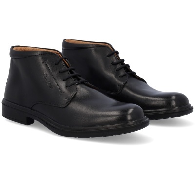 Par de botas pretas em pele com atacadores e sola preta