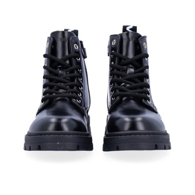 Botas pretas de couro com atacadores pretos e sola grossa preta