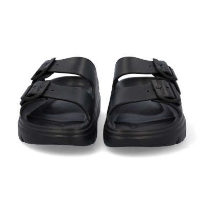Chinelos pretos com duas tiras e fivelas pretas