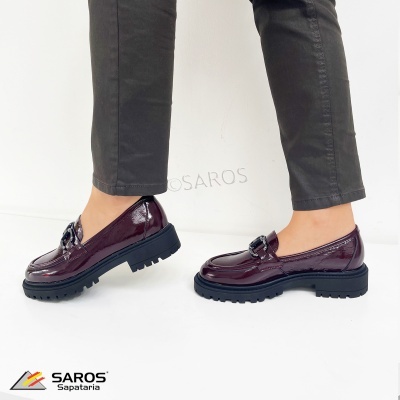 Sapatos mocassim vinho brilhante com sola preta confirmados em mulher