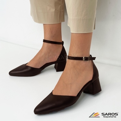 Sapatos de salto médio castanhos com tira fina e fivela prateada em fundo branco