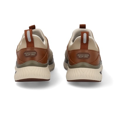 Sapatos Slip-Ins Skechers castanho e bege vistos de trás