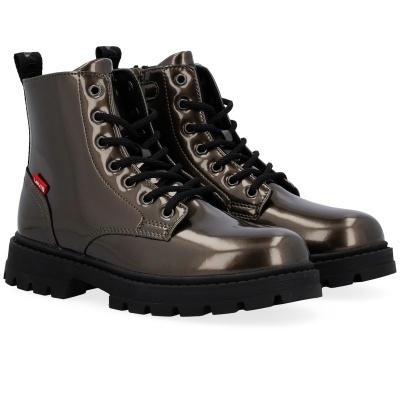 Botas de cano alto castanhas em verniz, com solas e atacadores pretos e etiqueta vermelha LEVIS.