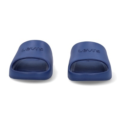 Chinelos azuis Levis com logo em relevo em fundo branco