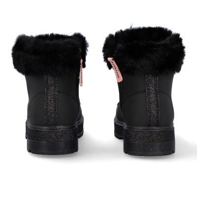 Botas pretas com pelo e fita cor-de-rosa com texto Skechers