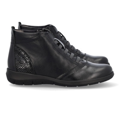 Botas pretas em couro com detalhe texturizado na parte traseira