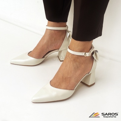 Sapatos de salto branco com tira de fivela e laço