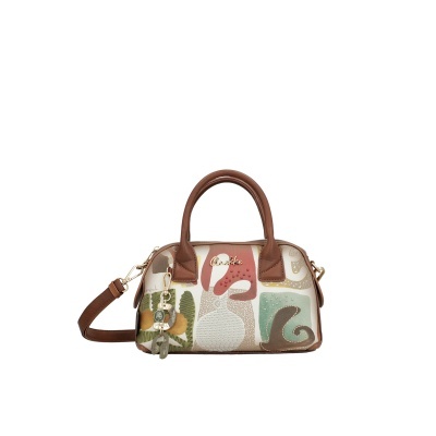 Mala de mão colorida com padrão abstrato e alças castanhas.
