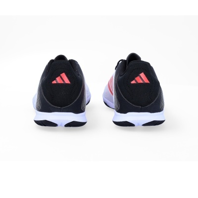 Ténis desportivos pretos com sola branca e símbolo rosa na parte de trás