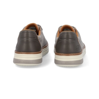 Par de sapatilhas cinzentas e castanhas vista de trás