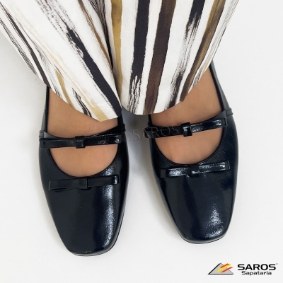 Sapatos pretos de verniz com fivela e laço no peito do pé