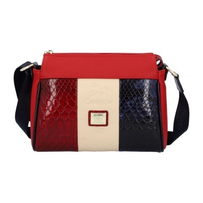 Mala de ombro vermelha, bege e azul escuro com padrão de pele de cobra e alça preta.