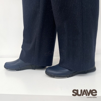 Sapatos azuis escuros com sola preta e calças largas azul-escuro riscas de giz em fundo branco