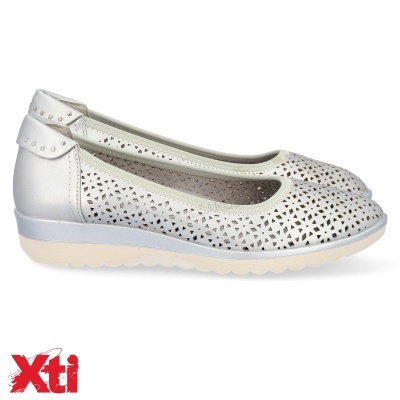 Sapatilhas femininas brancas com padrão recortado e sola branca