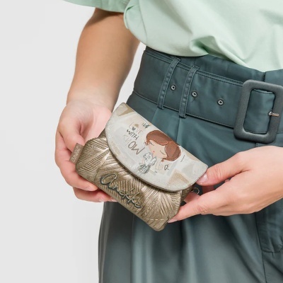 Carteira pequena dourada com aba decorada e texto Love with know ledge