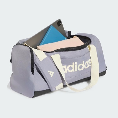 Mala desportiva Adidas cinzenta com alças branco-acinzentadas e bolso aberto com objetos dentro