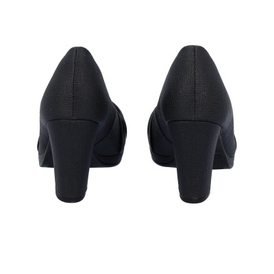 Sapatos pretos de salto alto vistos de trás