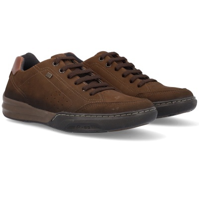 Par de sapatilhas masculinas castanhas em fundo branco