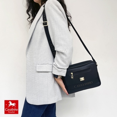 Mala de ombro preta Cavalinho com alça larga e pendentes dourados