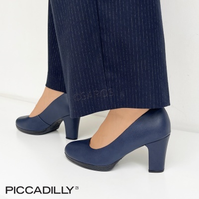 Sapatos de salto alto em pele azul escuro com calças risca de giz