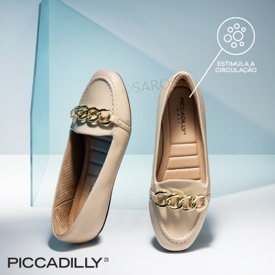 Sapatos mocassim bege com corrente dourada e interior acolchoado