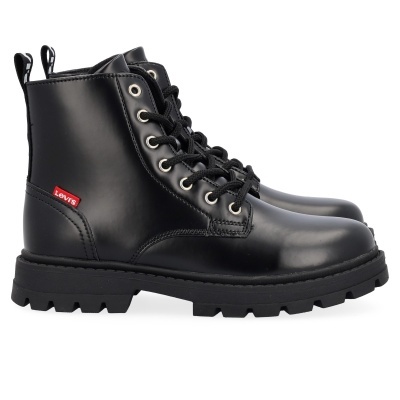 Botas pretas de couro com sola grossa e etiqueta vermelha Levis