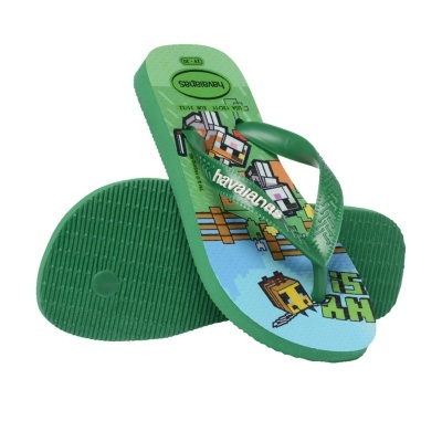 Chinelos Havaianas verdes com padrão pixelizado colorido e logo branco