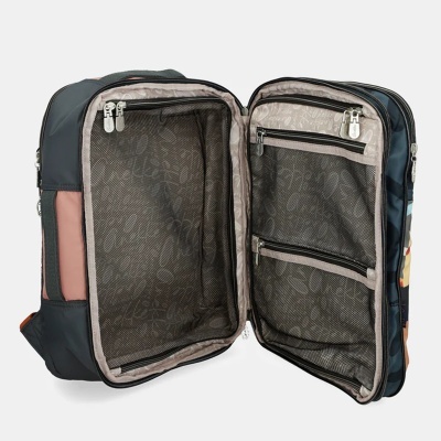 Mochila preta aberta mostrando interior com divisórias em rede e fechos prateados