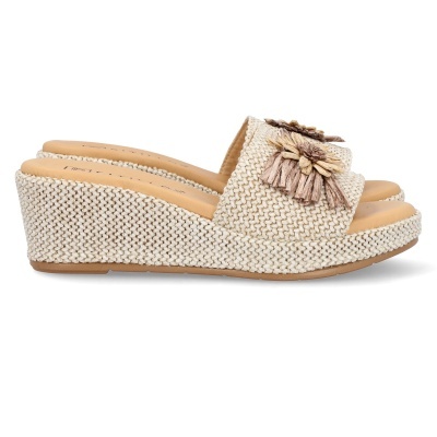 Sandálias tipo cunha bege com flores decorativas em ráfia
