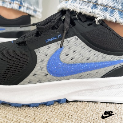 Ténis Nike cinza e preto com swoosh azul e texto Dynamic Fit.
