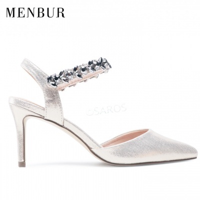 Sapato de salto alto dourado com tira de pedras pretas e transparentes