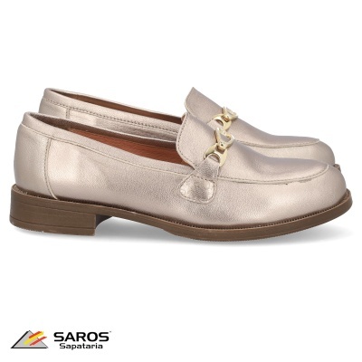 Sapatos mocassins de pele dourada com sola castanha