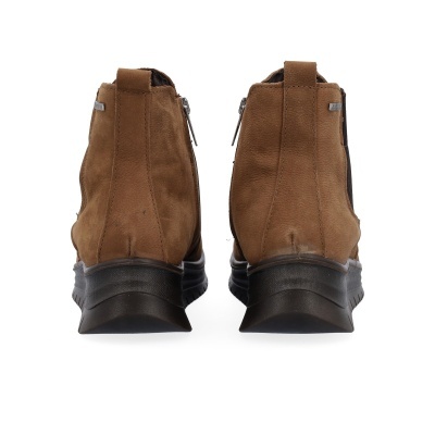 Botas castanhas de cano curto vistas pela traseira