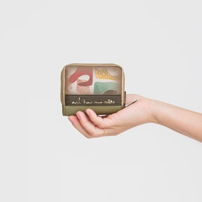 Carteira pequena com padrão colorido e texto art has no rules