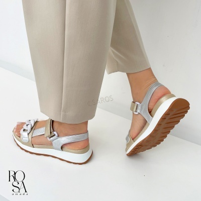 Sandálias femininas prateadas com sola branca em fundo branco