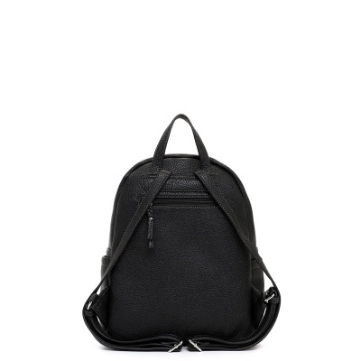 Mochila preta pequena em material tipo couro com alças ajustáveis e bolsos