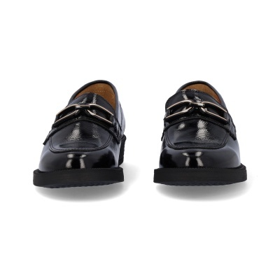 Sapatos pretos em verniz com fivela prateada