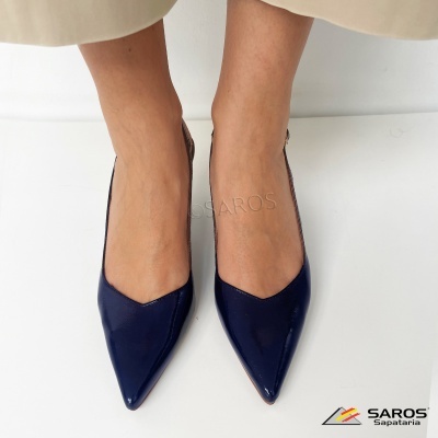 Sapatos de salto baixo em verniz azul escuro com bico fino