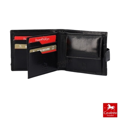 Carteira preta em pele aberta com vários cartões visíveis